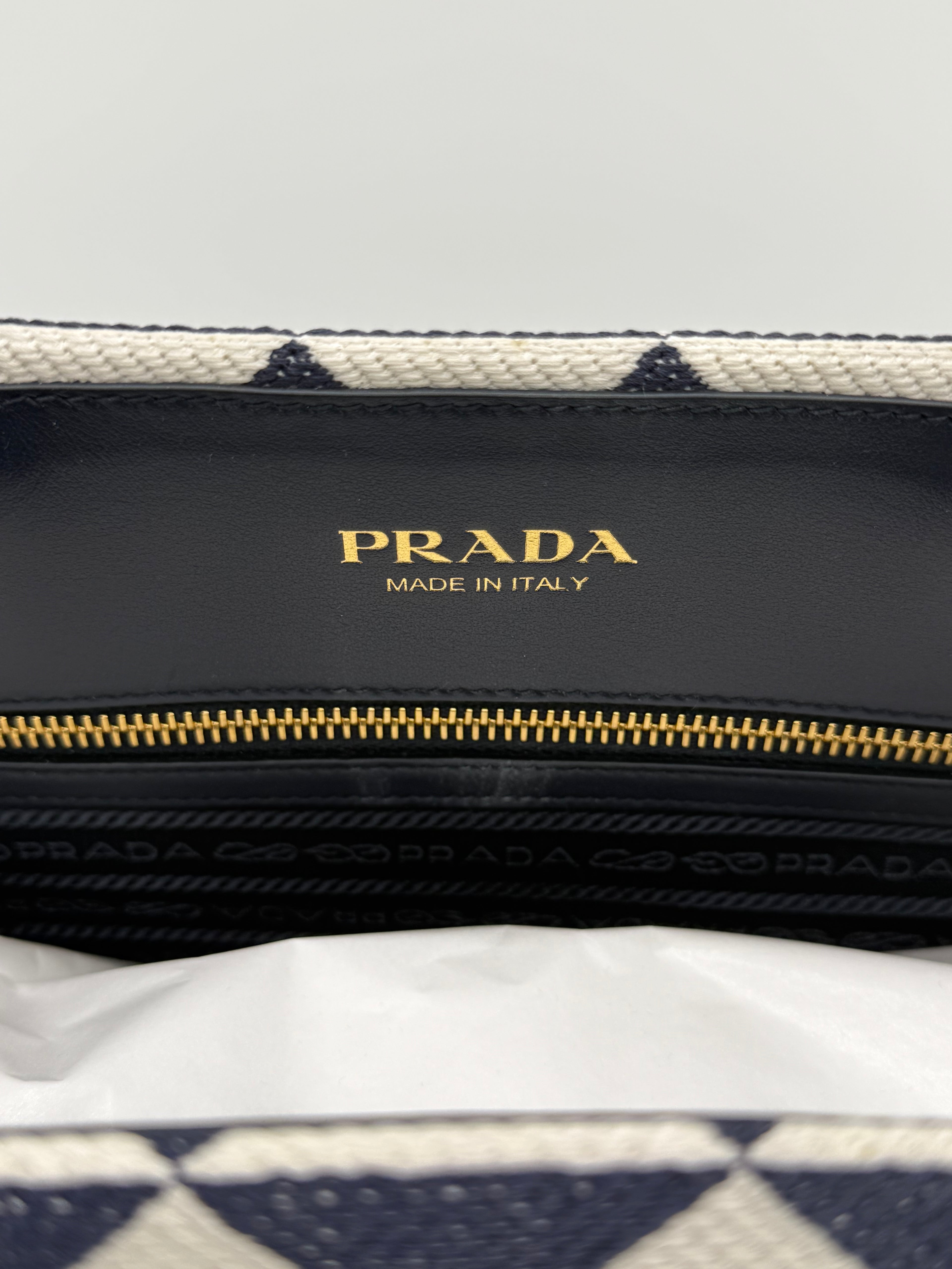 Innenansicht des goldenen Prada Logos und der hochwertigen Verarbeitung.