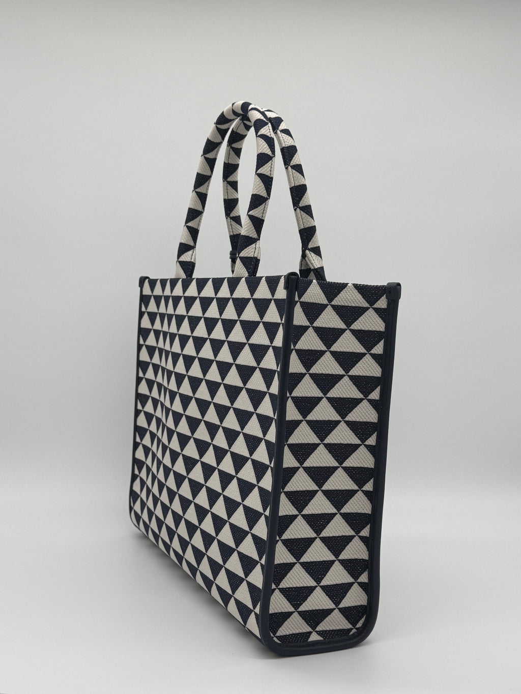 Perspektivische Ansicht der Tasche mit Fokus auf die Griffe.
