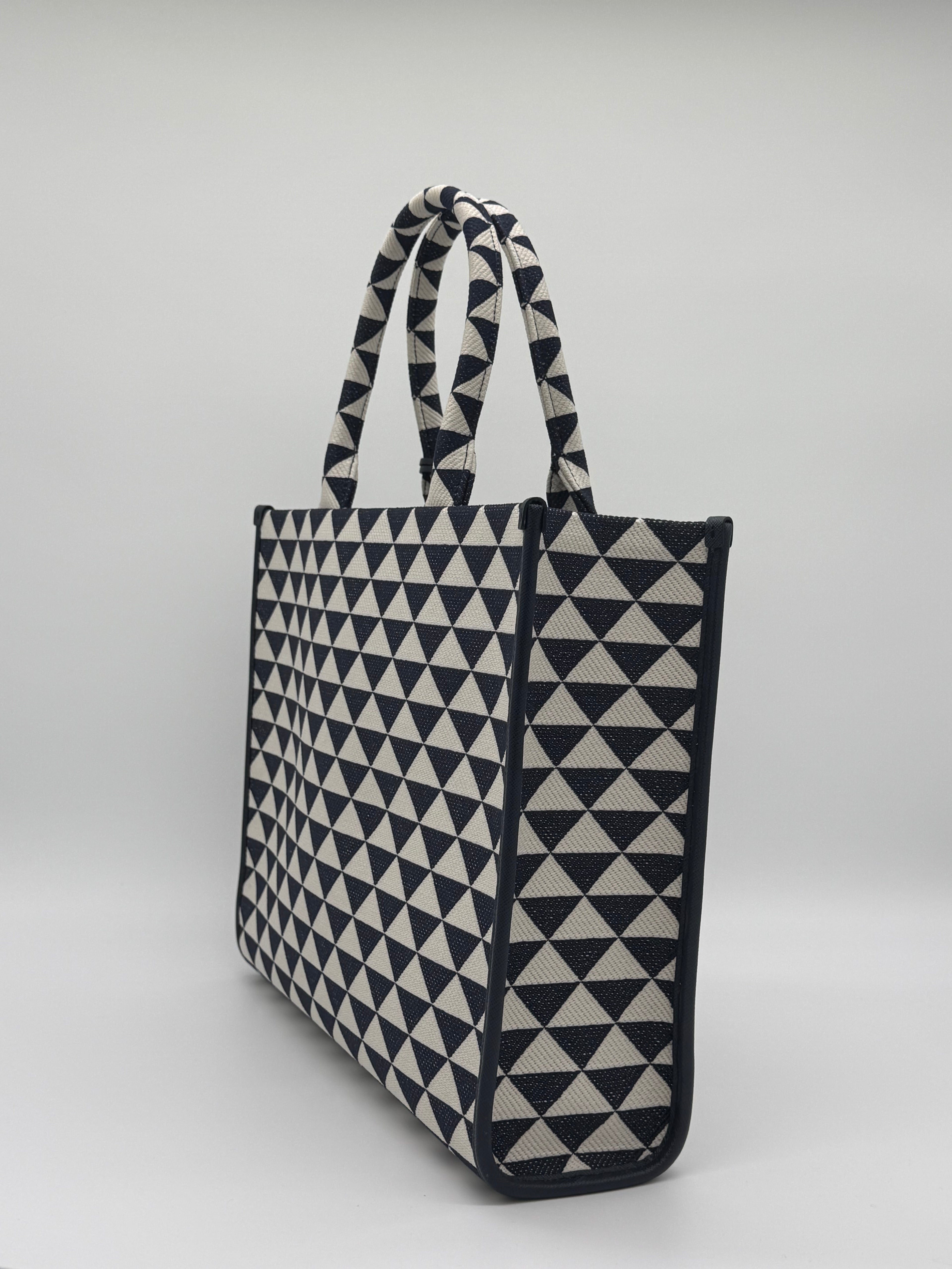 Perspektivische Ansicht der Tasche mit Fokus auf die Griffe.