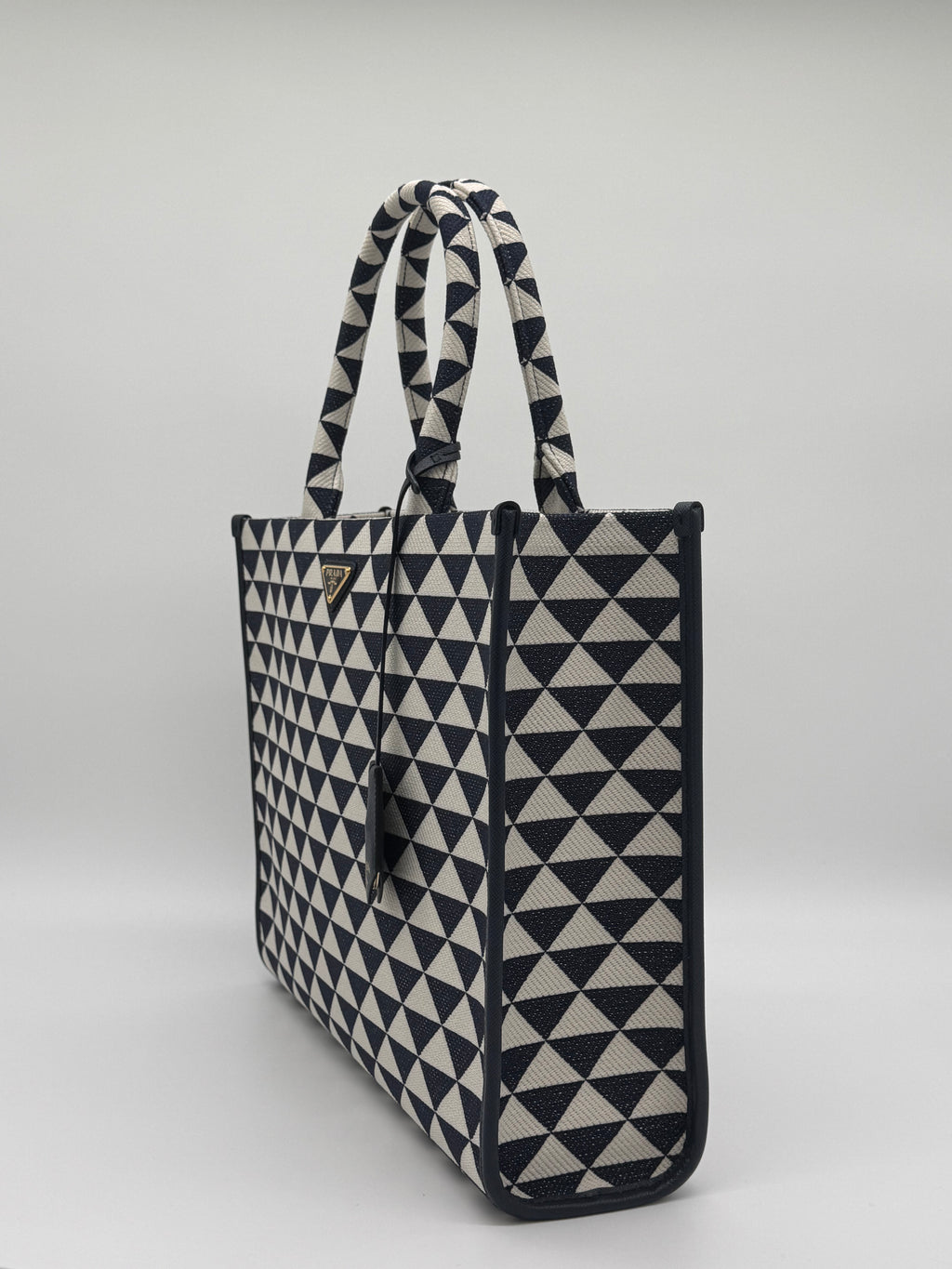 Seitenprofil der Prada Symbole Tasche zeigt die Tiefe und das Muster.