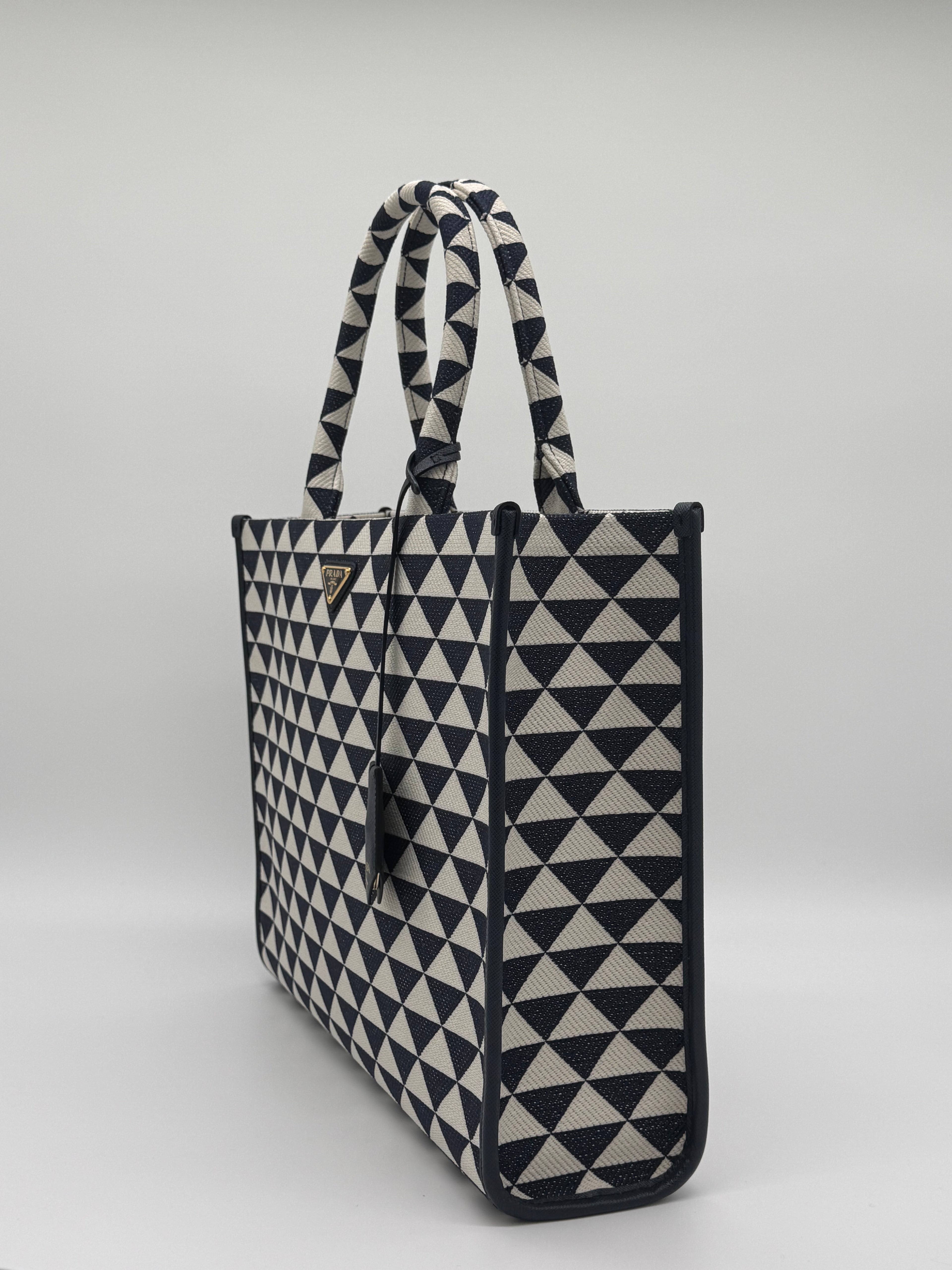 Seitenprofil der Prada Symbole Tasche zeigt die Tiefe und das Muster.