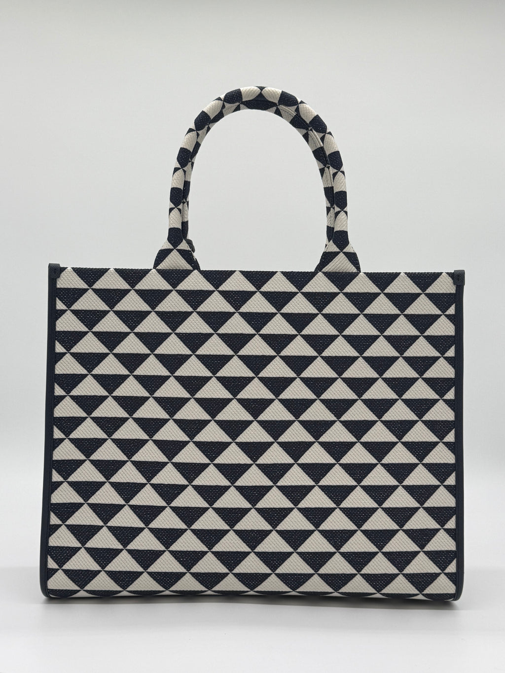 Rückansicht der Prada Symbole Jacquard Tote Bag.