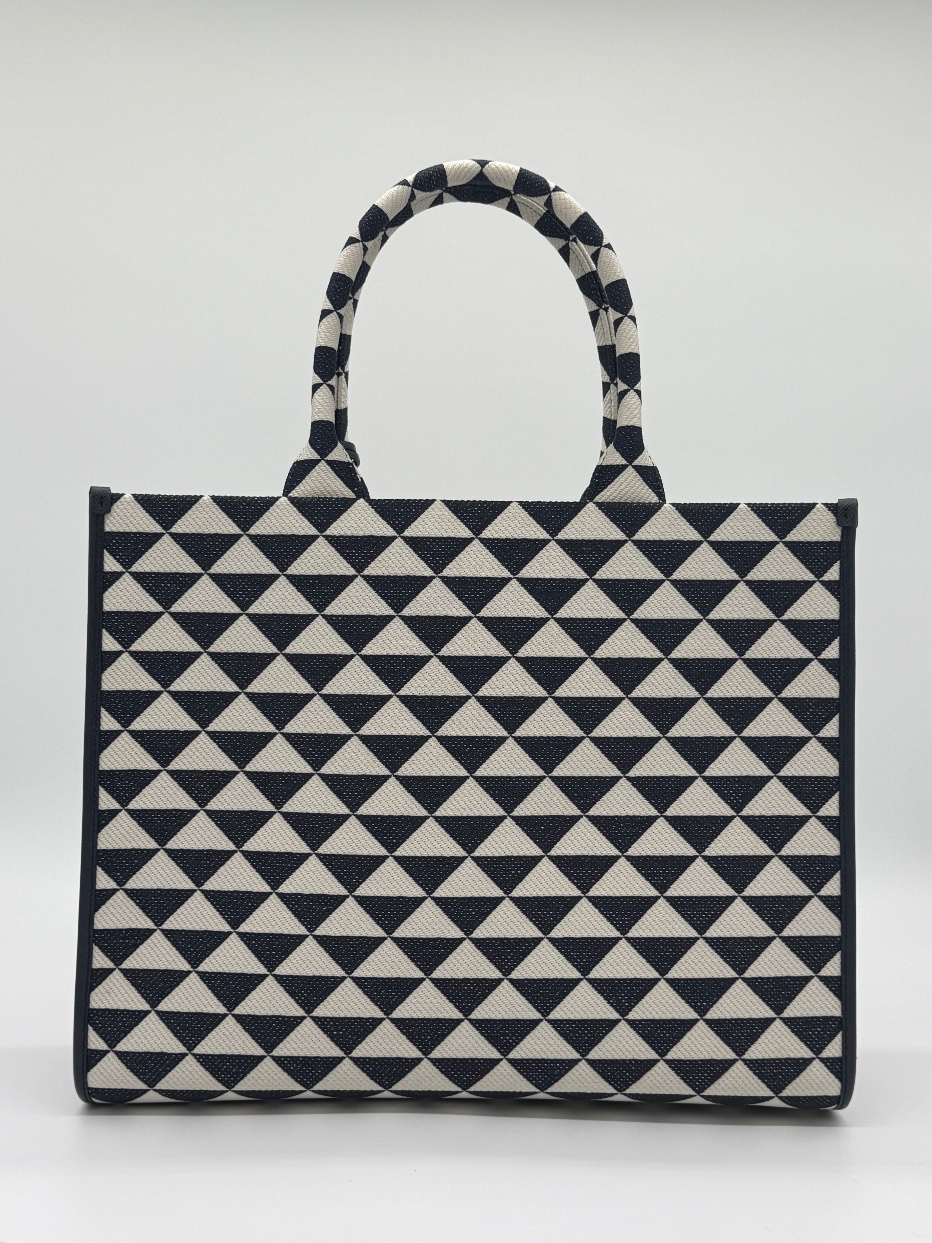 Rückansicht der Prada Symbole Jacquard Tote Bag.