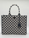 Vorderansicht der Prada Symbole Jacquard Tote Bag mit Logo und Anhänger.
