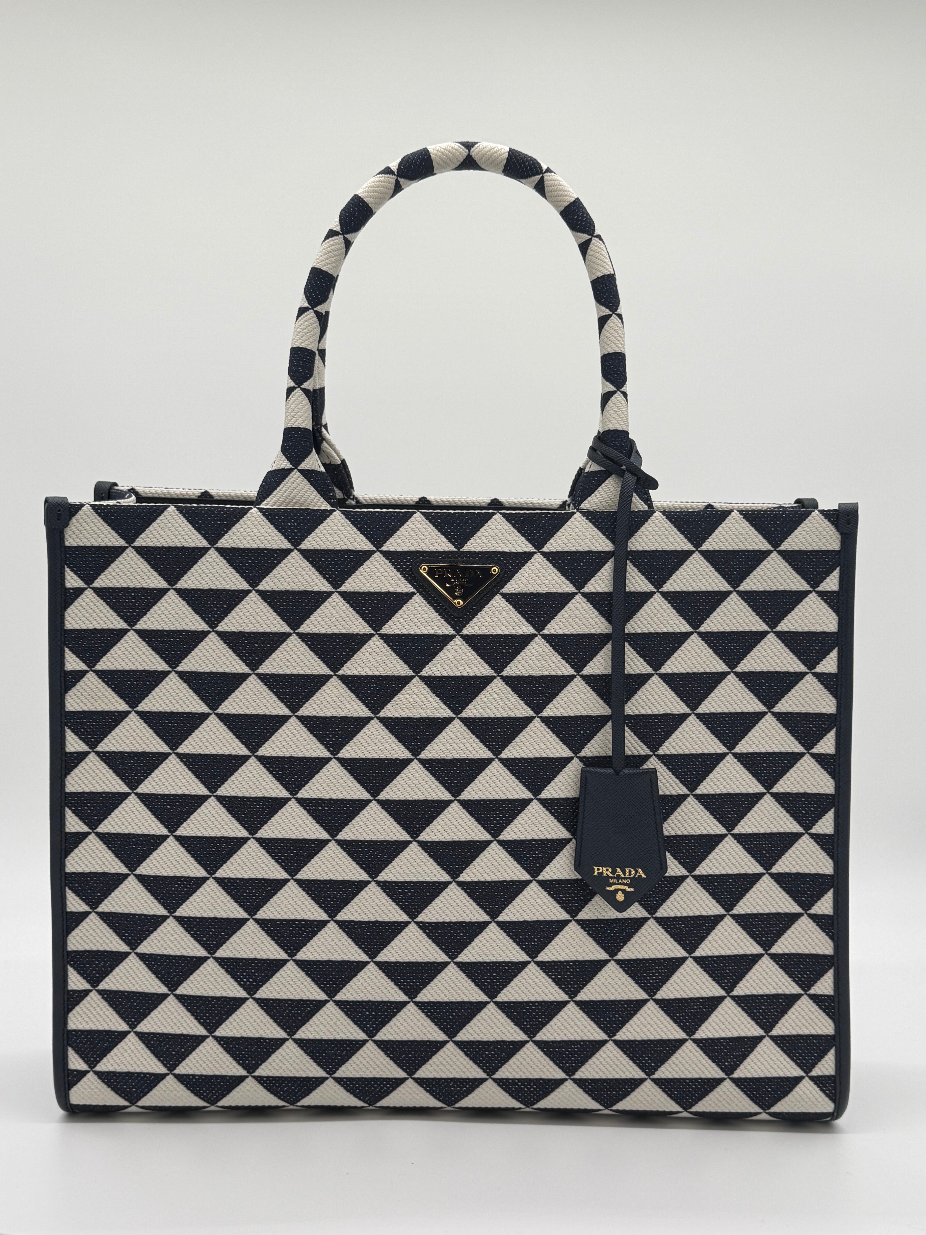Vorderansicht der Prada Symbole Jacquard Tote Bag mit Logo und Anhänger.