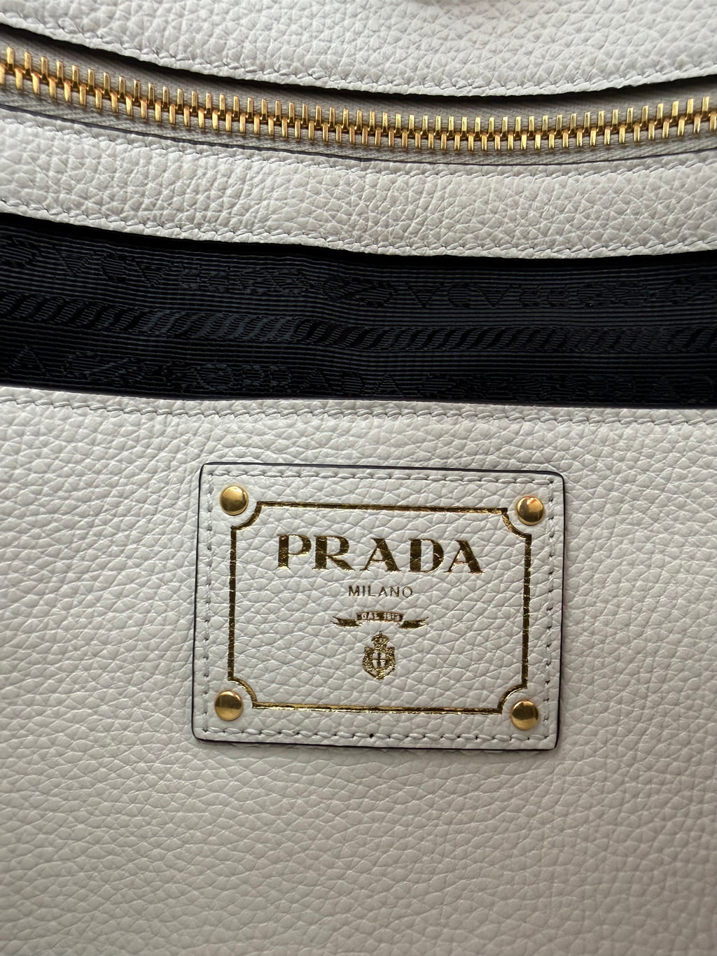 Prada Vitello Phenix Bianco Tote Bag 1BG865 – Nahaufnahme Innen-Lederpatch mit Prada-Logo