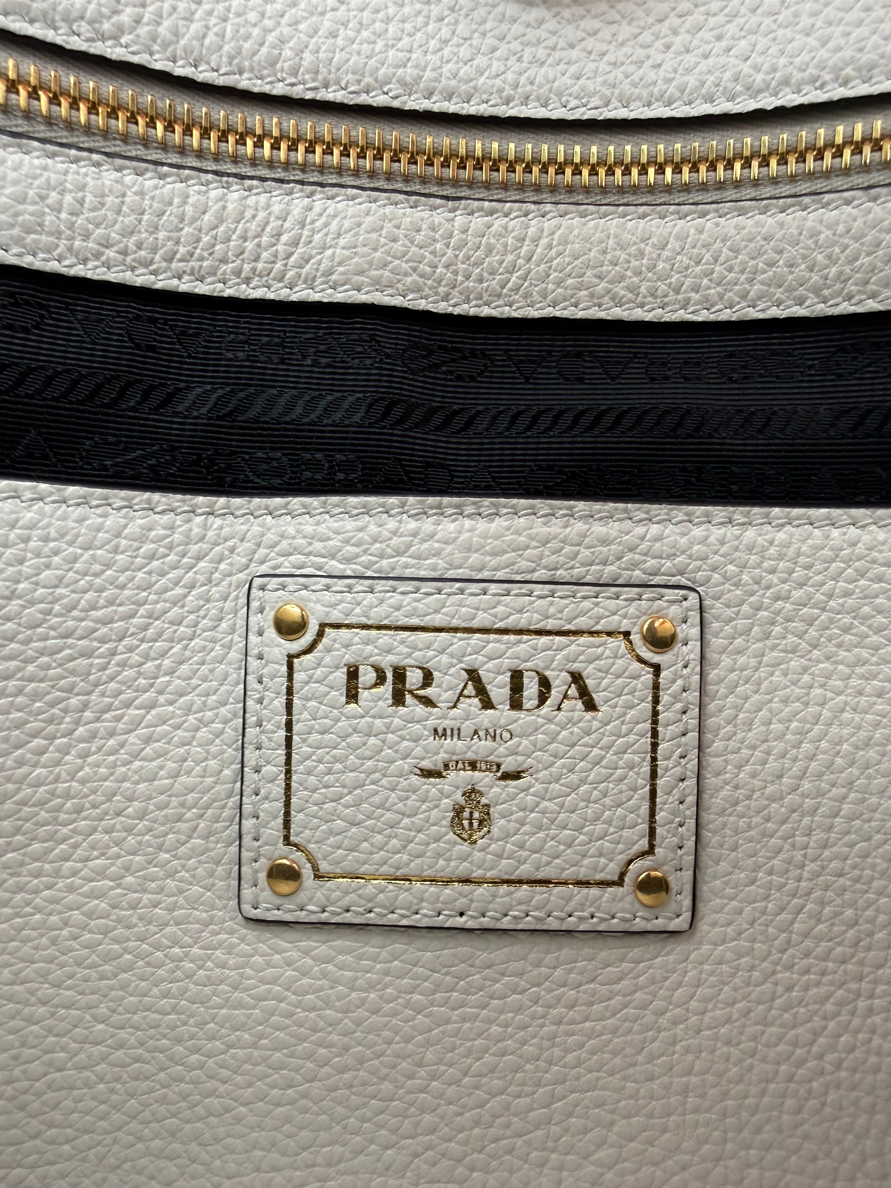 Prada Vitello Phenix Bianco Tote Bag 1BG865 – Nahaufnahme Innen-Lederpatch mit Prada-Logo