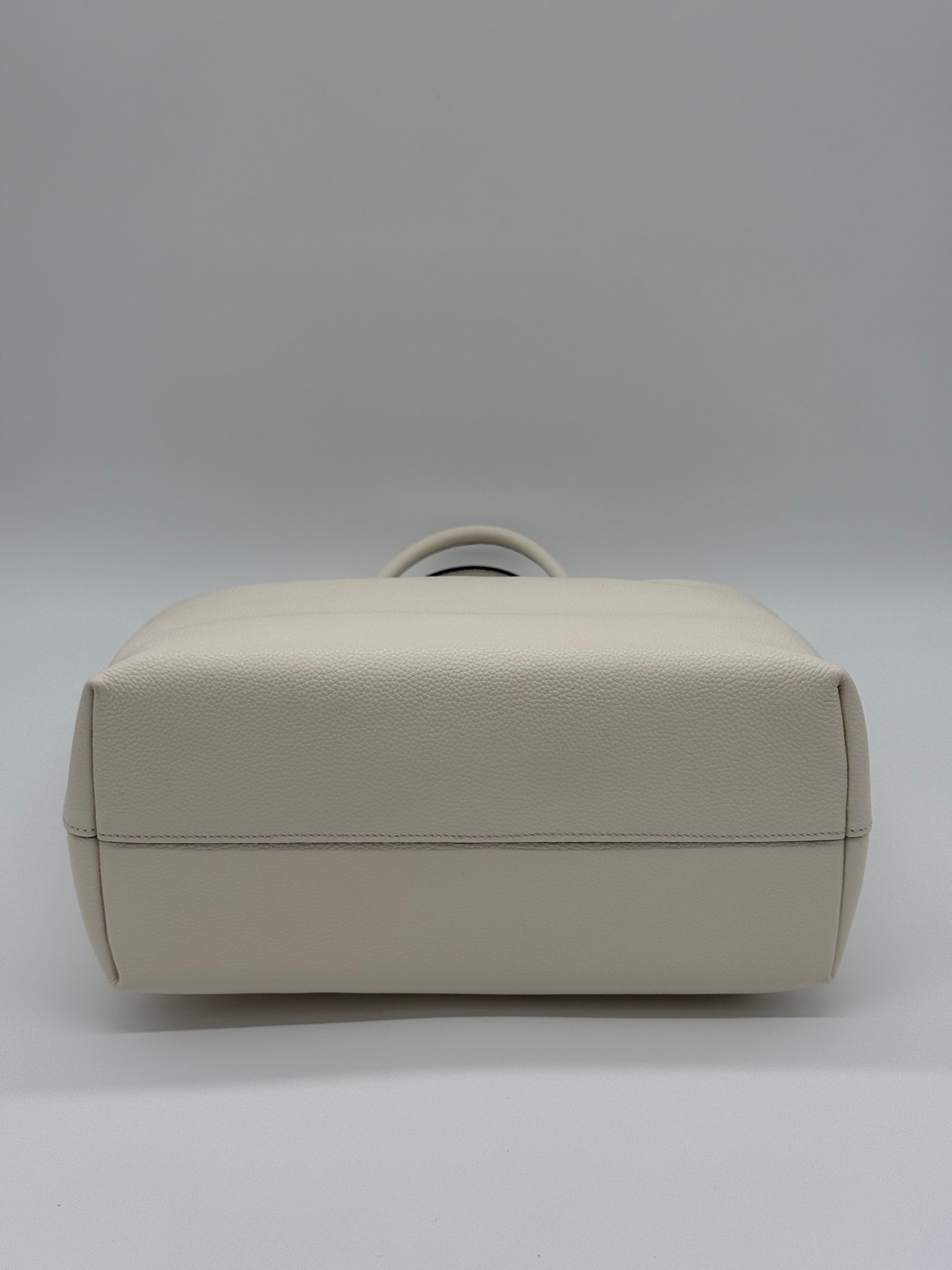 Prada Vitello Phenix Bianco Tote Bag 1BG865 – Bodenansicht