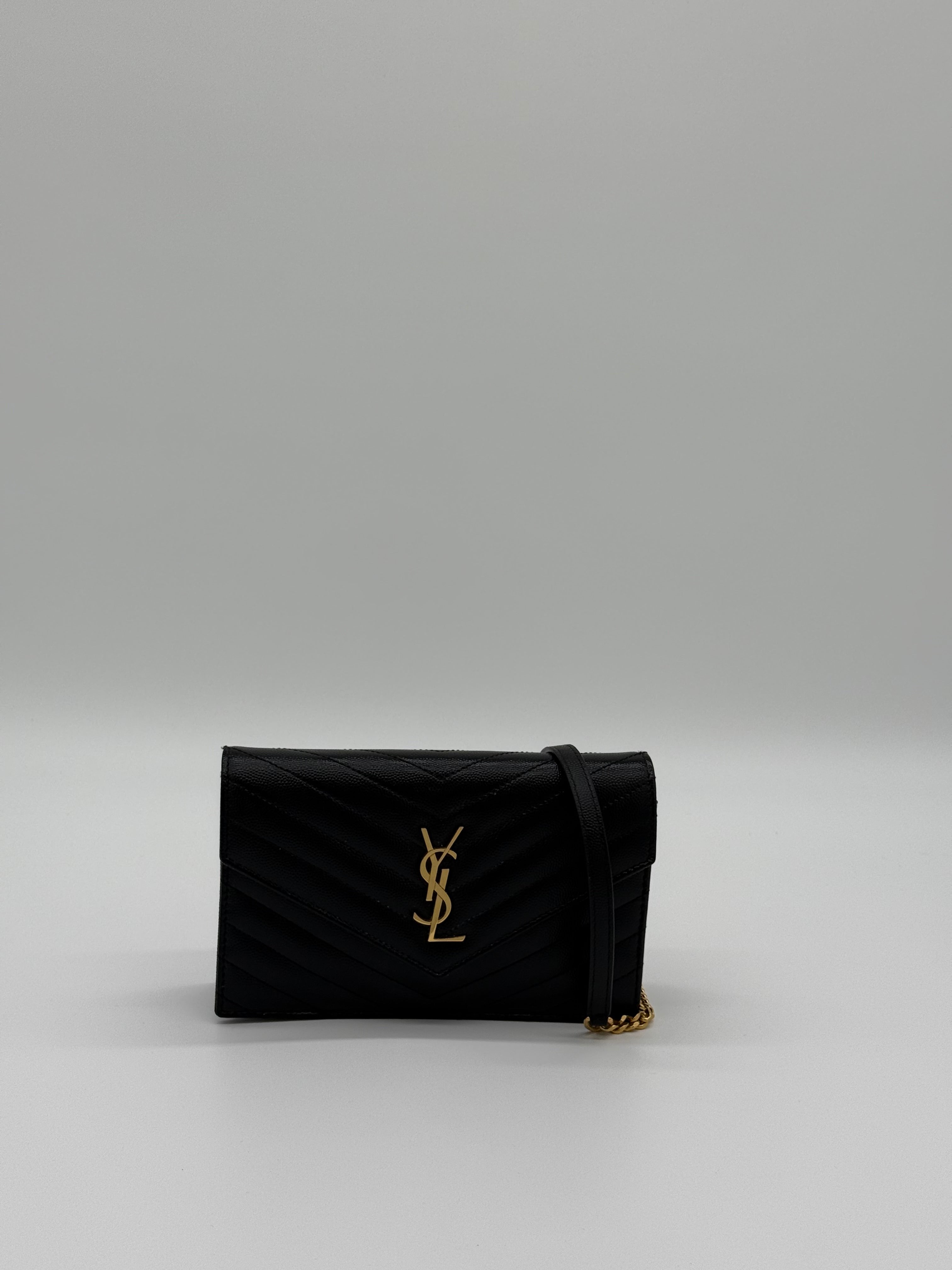 Seitliche Nahaufnahme der YSL Tasche mit Kettendetail.