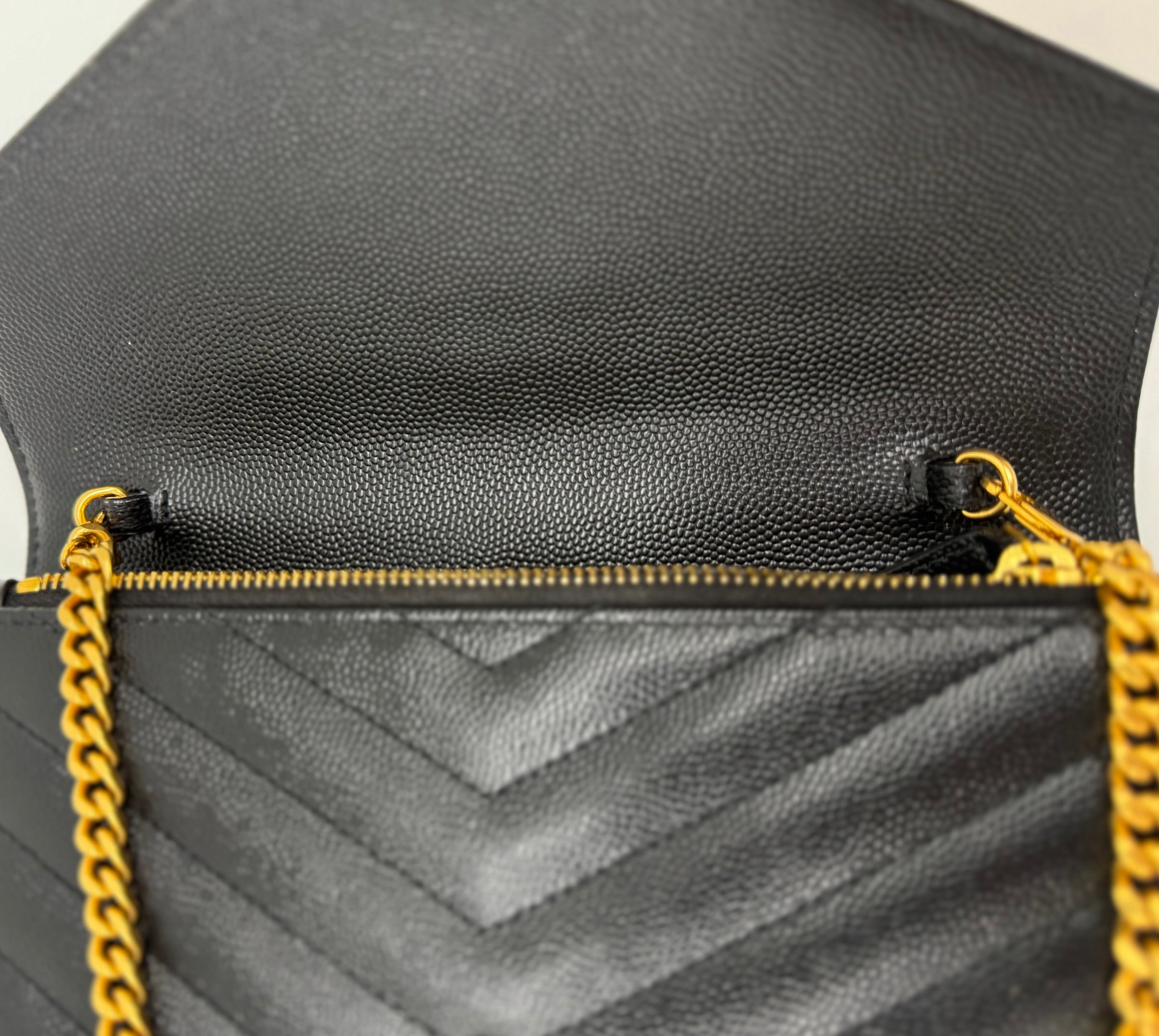 Innenansicht der Tasche mit Blick auf das Kettenscharnier und die Steppung.