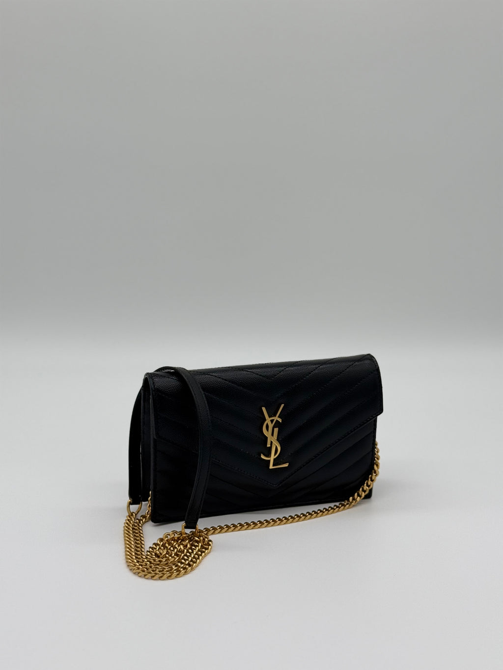 Die Saint Laurent Tasche mit ihrer eleganten goldfarbenen Kette.
