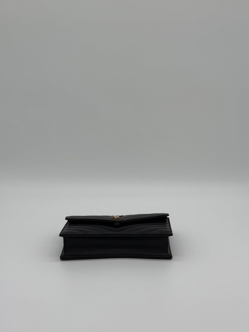 Draufsicht auf die geschlossene Saint Laurent Tasche.