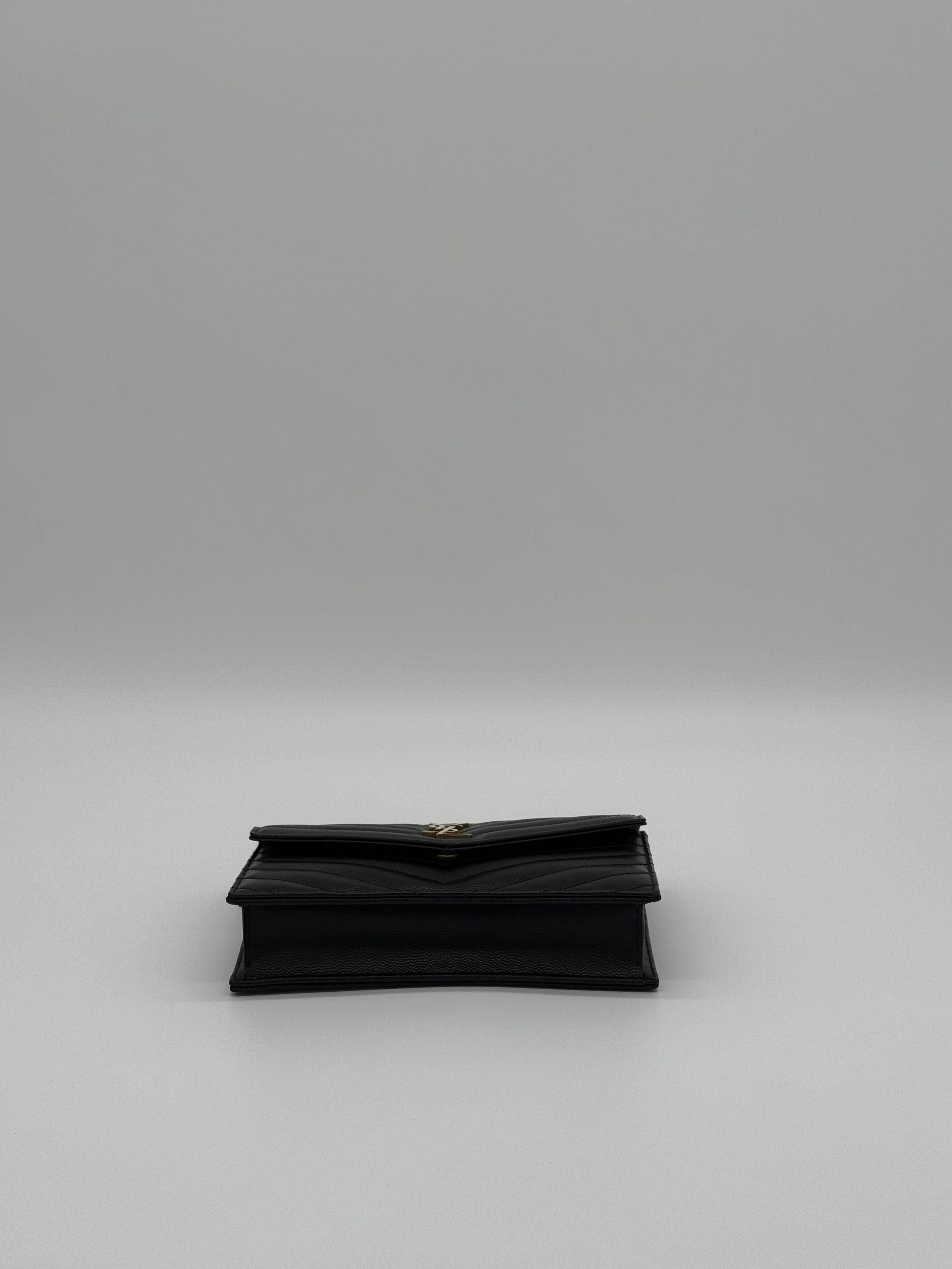 Draufsicht auf die geschlossene Saint Laurent Tasche.