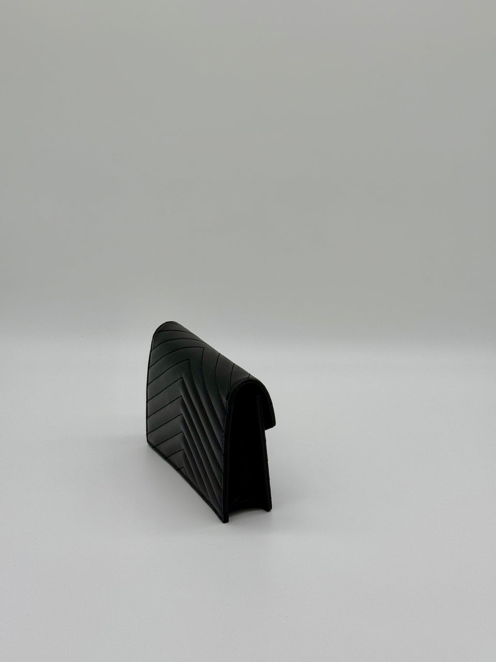 Seitenprofil der schmalen YSL Clutch.