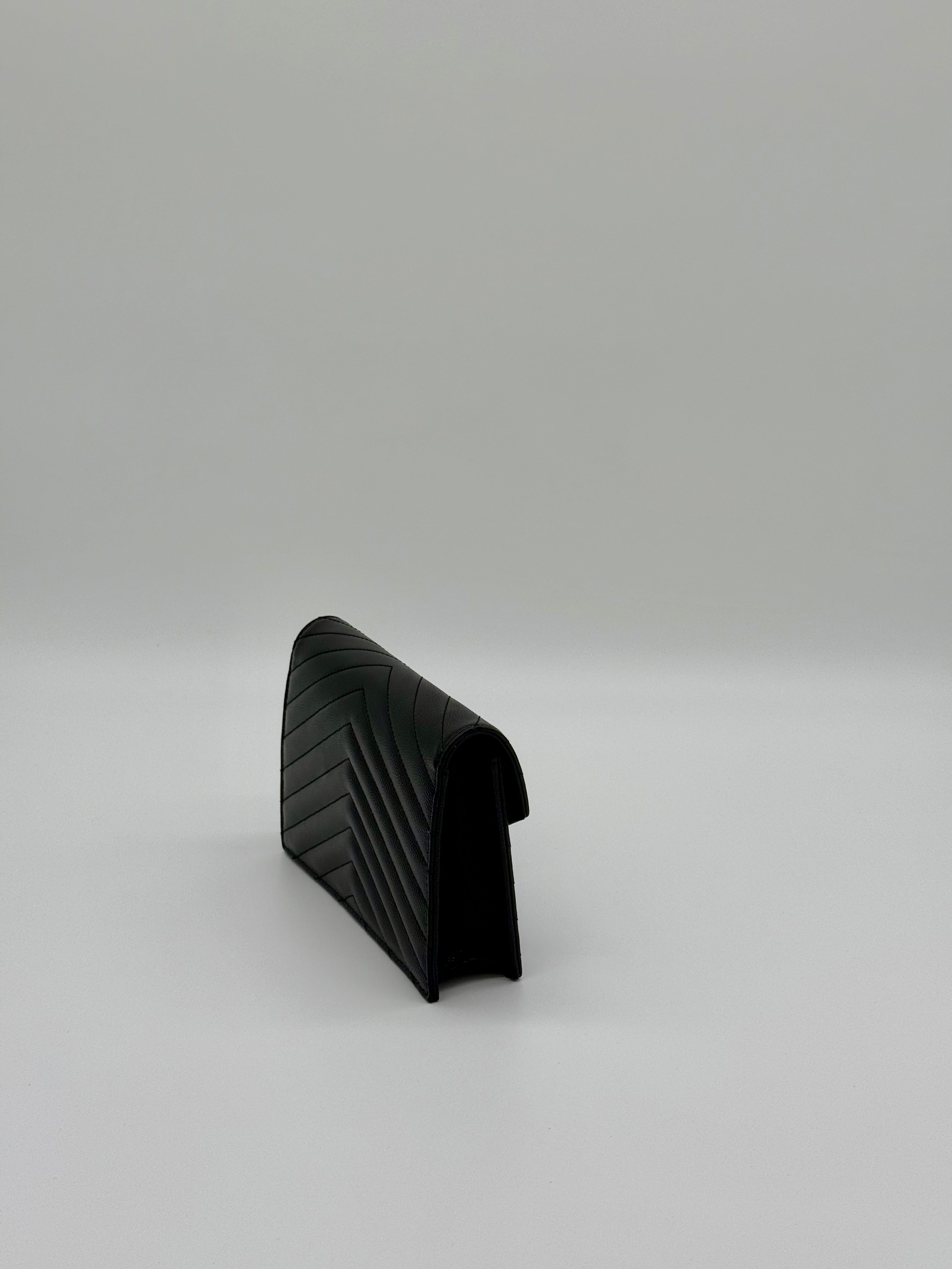 Seitenprofil der schmalen YSL Clutch.