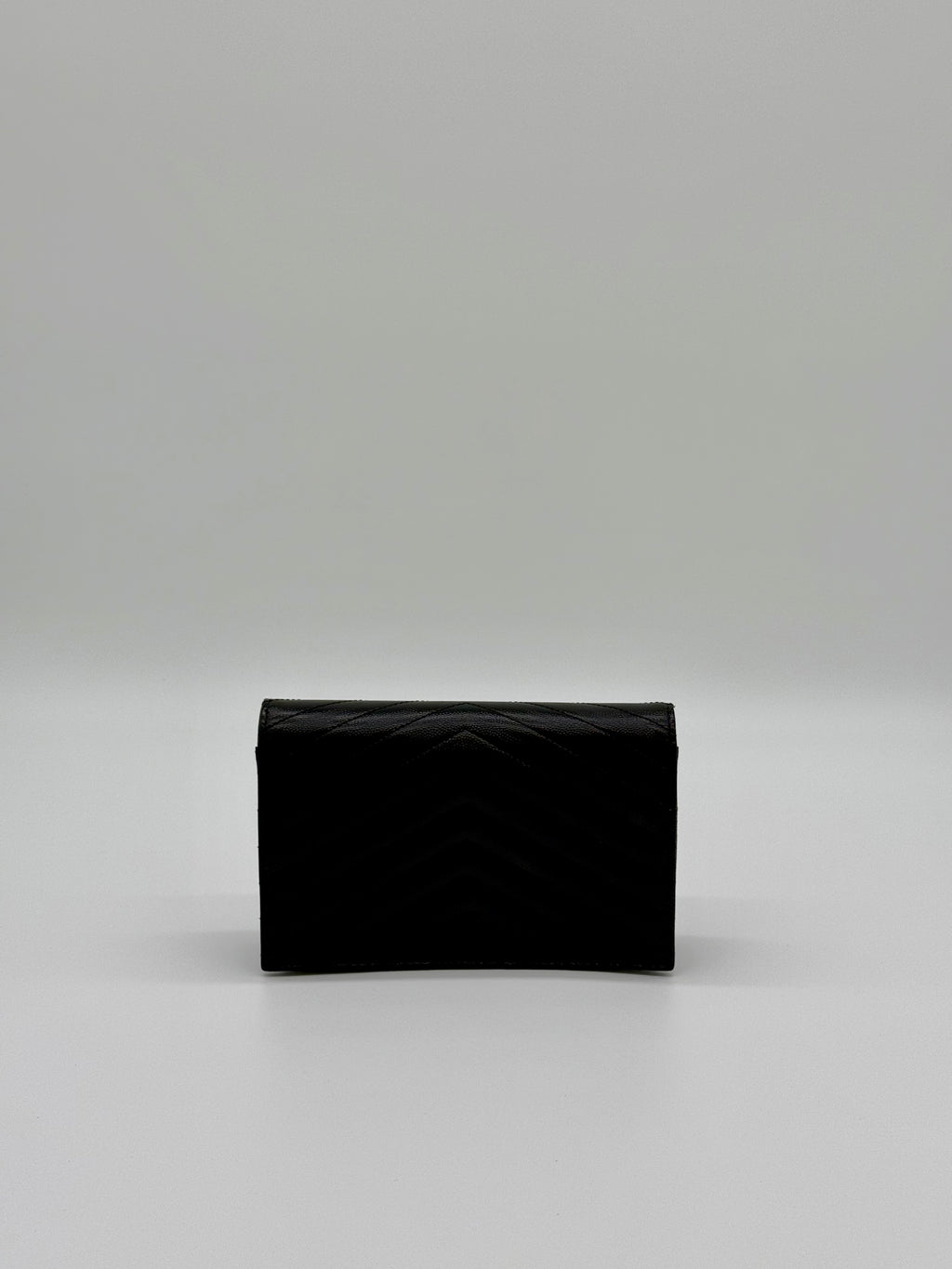 Rückansicht der Saint Laurent Abendtasche mit dezenter Steppung.