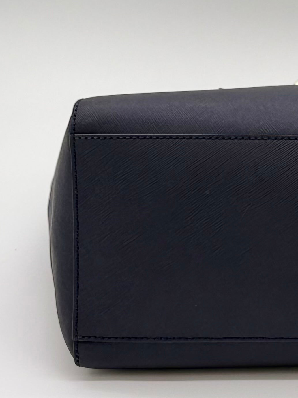 Tory Burch York Buckle Tote Nahaufnahme  der unteren Ecke und Naht der Handtasche rechts