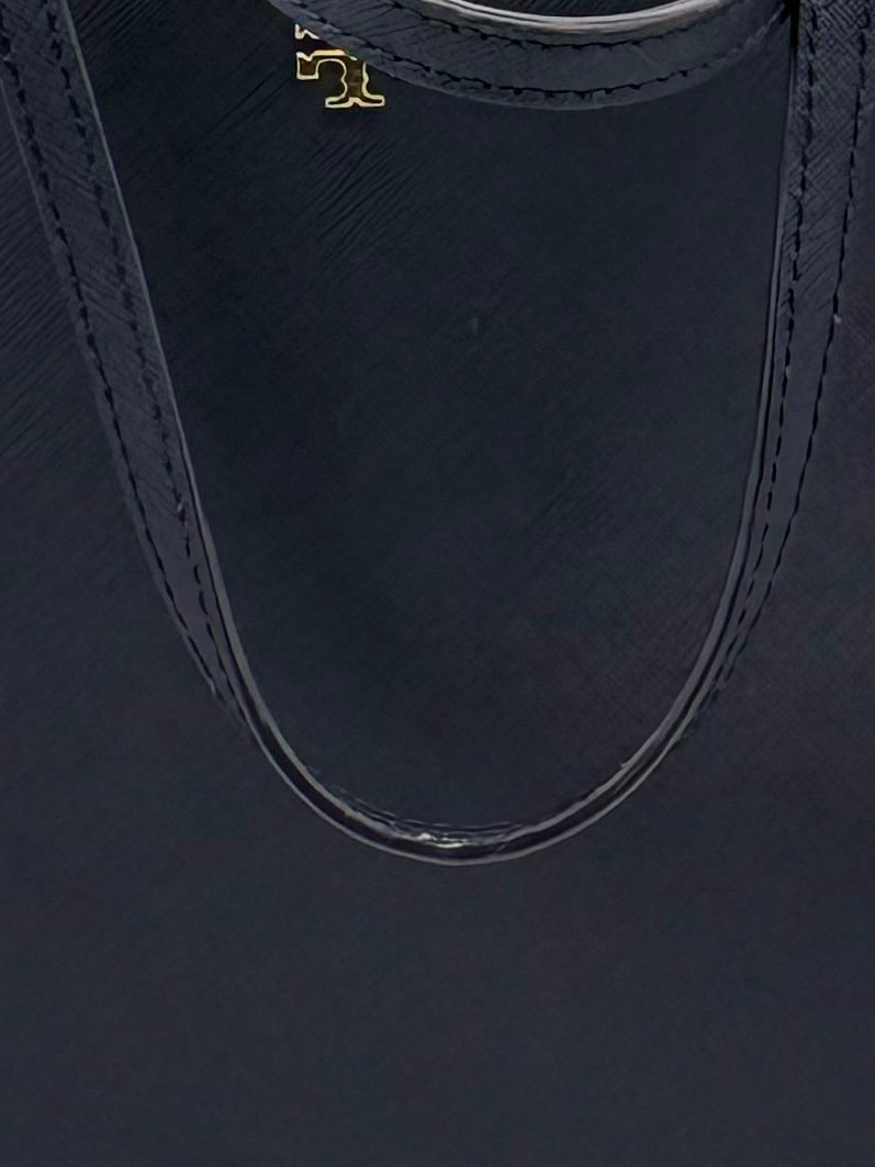 Detailaufnahme der Lederstruktur der Tory Burch York Buckle Tote der Nahtführung am Henkelansatz
