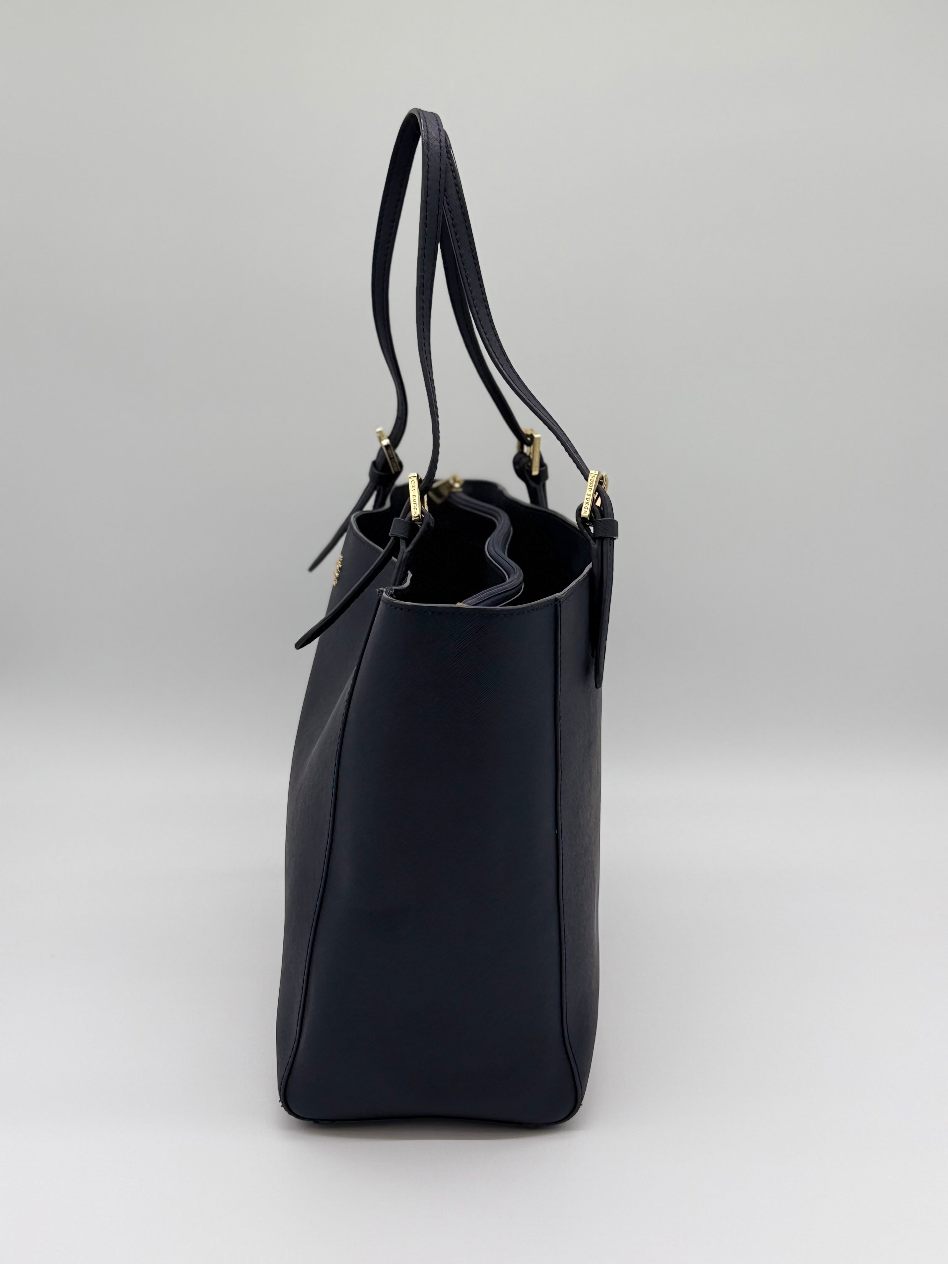 Seitenansicht der Tory Burch York Buckle Tote in Navy Blau