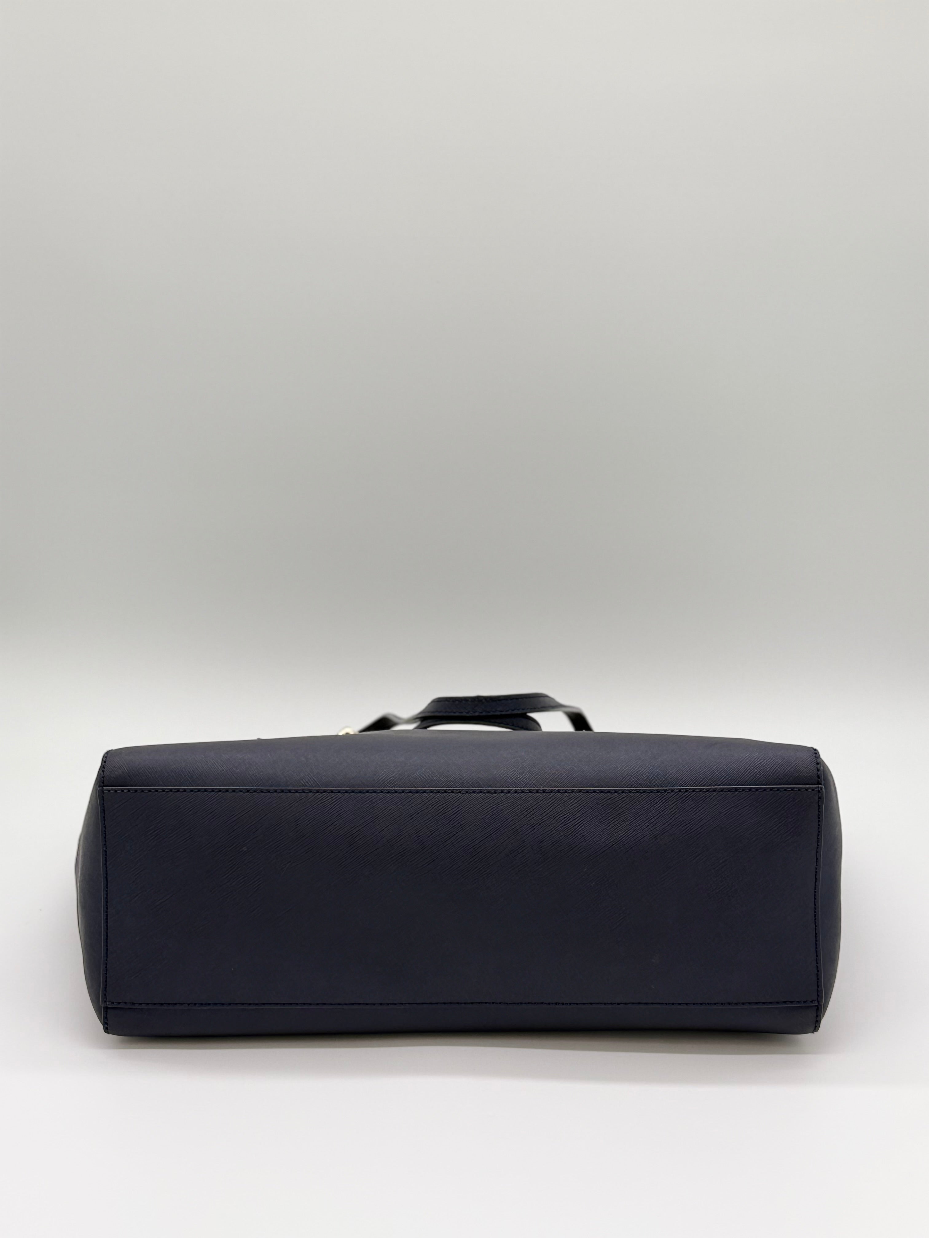 Bodenansicht der Tory Burch Tasche aus Saffiano-Leder
