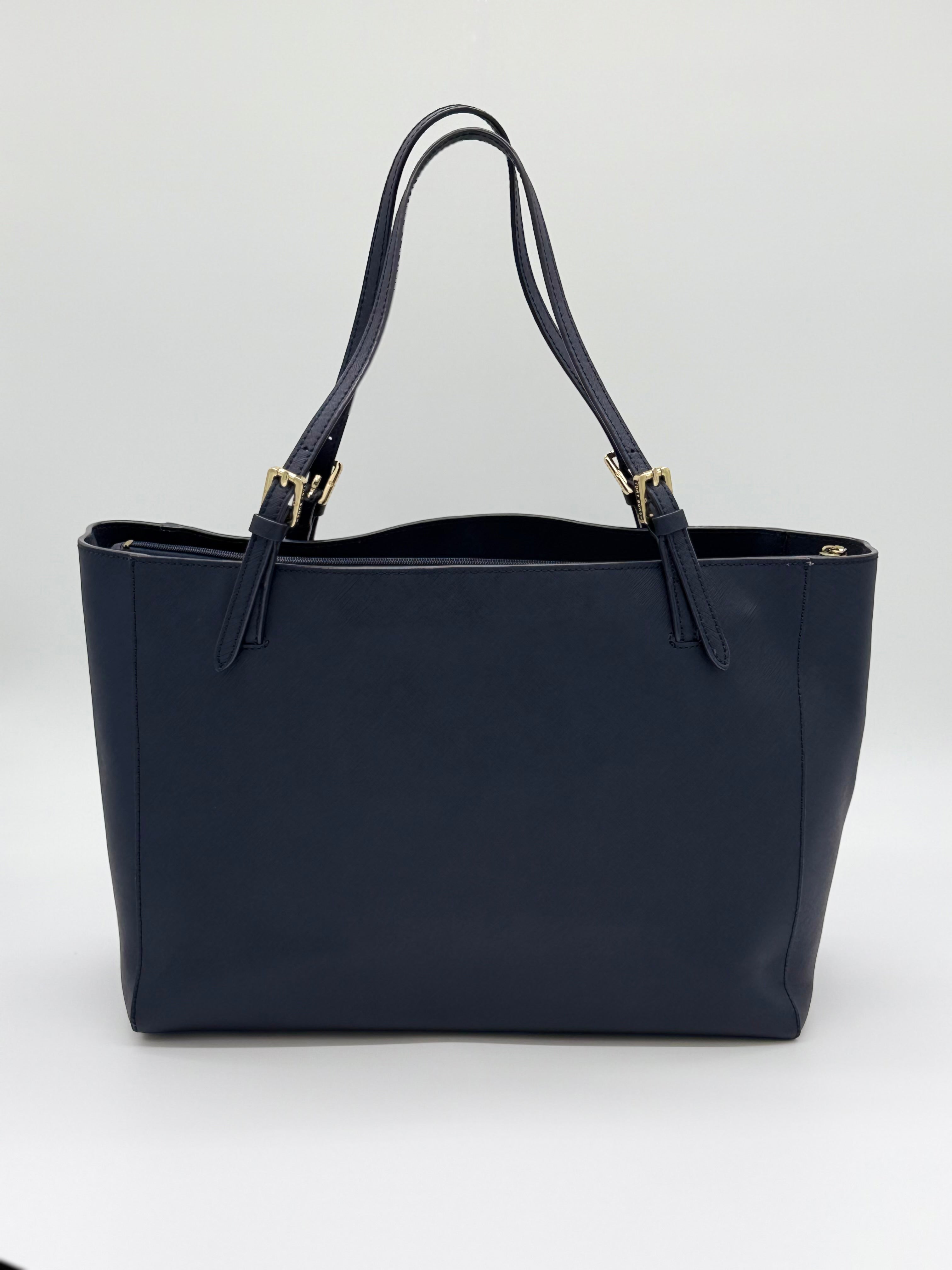 Rückansicht der navyblauen Tory Burch York Buckle Leder Tote