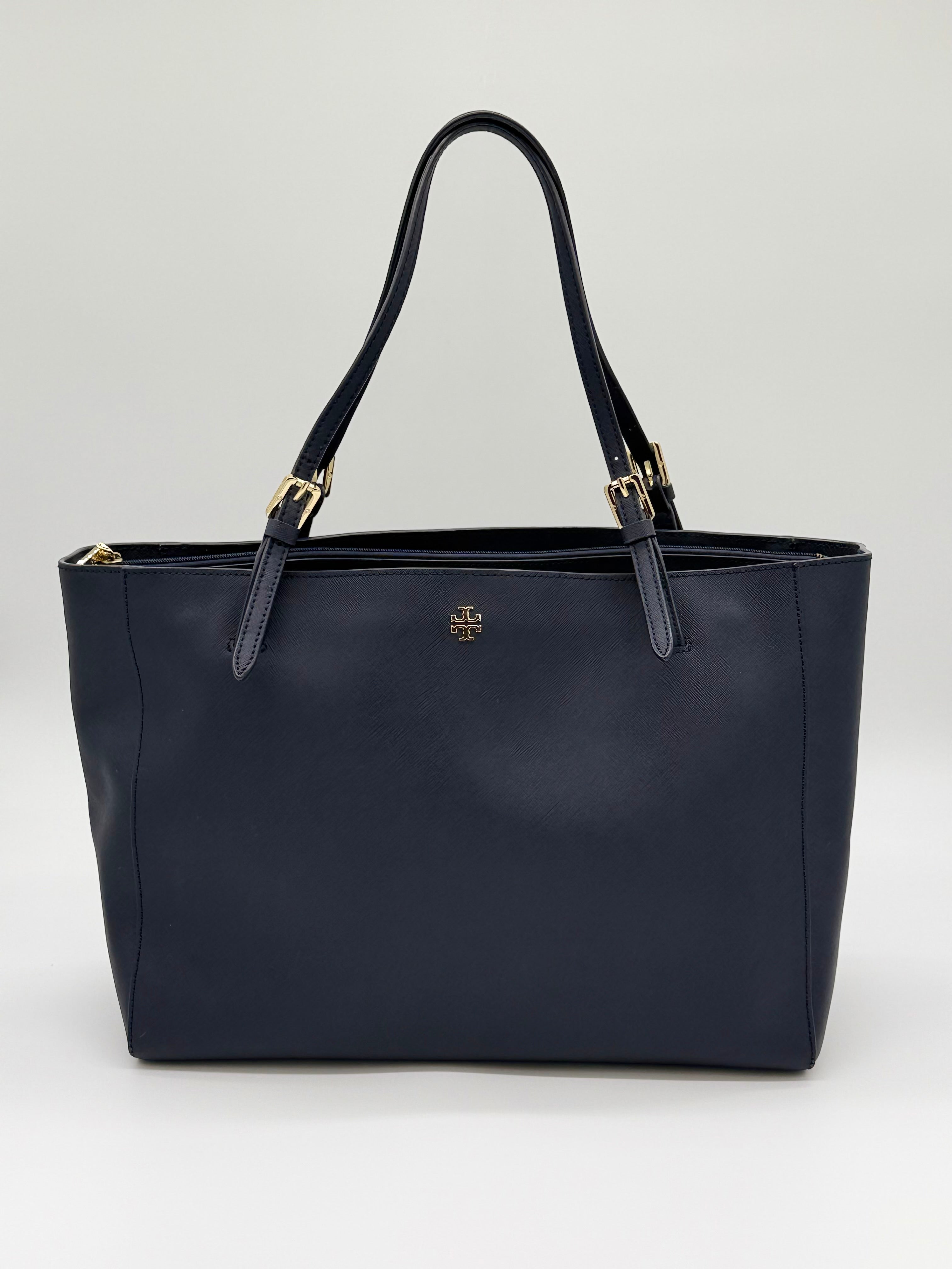 Tory Burch York Buckle Tote aus navyblauem Saffiano-Leder Vorderansicht mit Logo