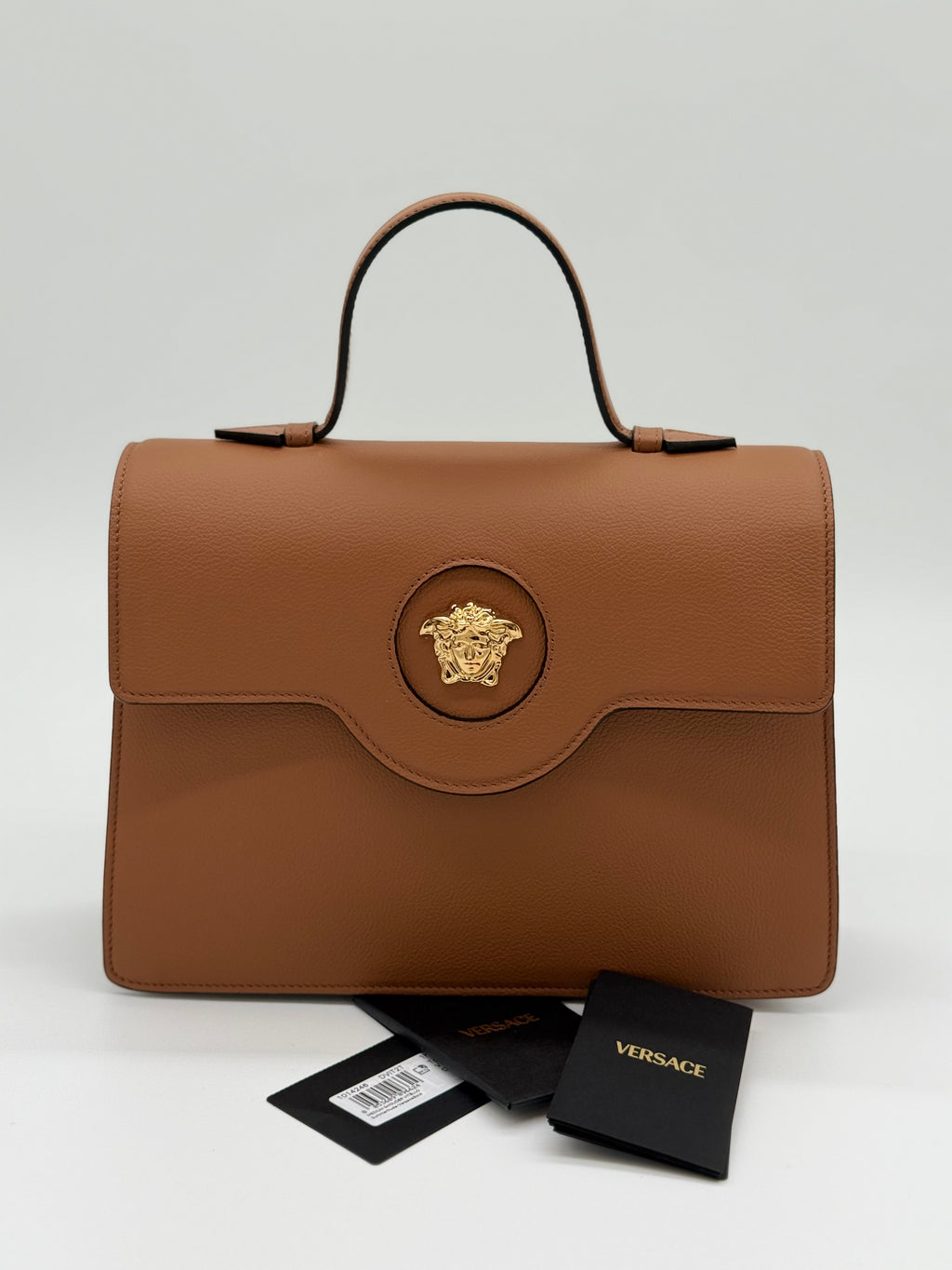 Versace La Medusa Handbag Karamell – Frontansicht mit Authentizitaetskaertchen